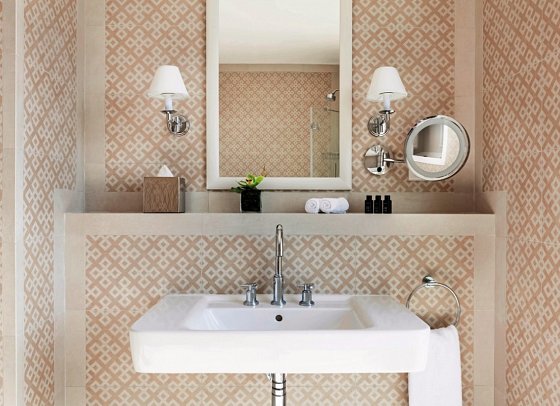The Phoenicia Hotel - Badbeispiel (Zimmercodierungen DB1, DDM, DS1 & DT1)