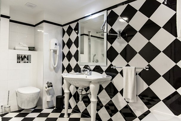 AX Victoria Hotel - Badbeispiel Junior-Suite (Zimmercodierung JB1)