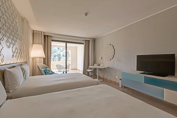 Hilton Malta - Wohnbeispiel Familienzimmer Gartenblick (Zimmercodierung FBG)