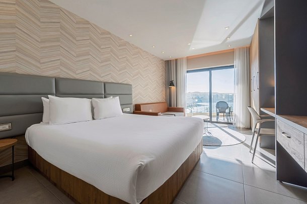 DoubleTree by Hilton Malta - Wohnbeispiel Doppelzimmer Queen Guest Room mit Meerblick (Zimmercodierung D1M)