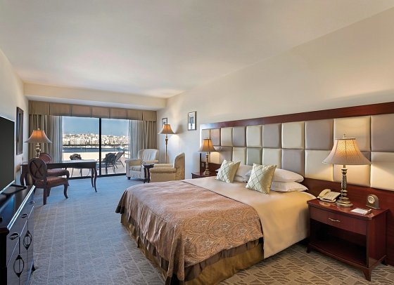 Grand Hotel Excelsior Malta - Wohnbeispiel Doppelzimmer Deluxe Meeresfront mit Terrasse (Zimmercodierung DD1)