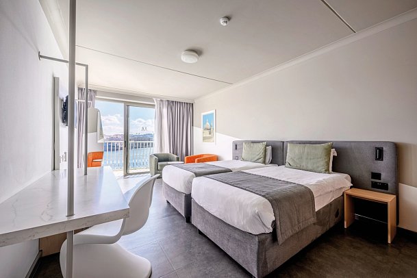 Cavalieri Art Hotel - Wohnbeispiel Doppelzimmer Deluxe Meerblick (Zimmercodierung DDM)