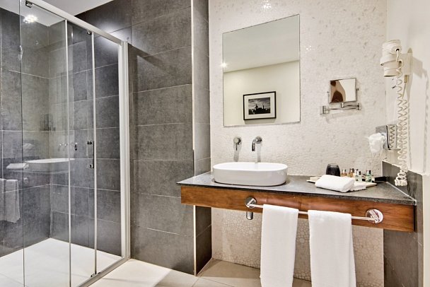 The George, Urban Boutique Hotel - Badbeispiel Doppelzimmer (Zimmercodierung DB1)