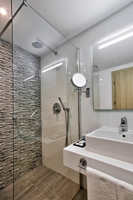 Santana Hotel & Spa - Badbeispiel Doppelzimmer Komfort (Zimmercodierung DF1)