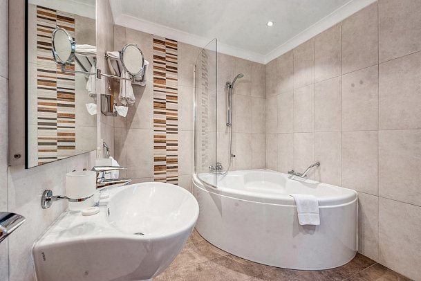 Paradise Bay Resort - Badbeispiel Junior Suites (Zimmercodierung JBO)