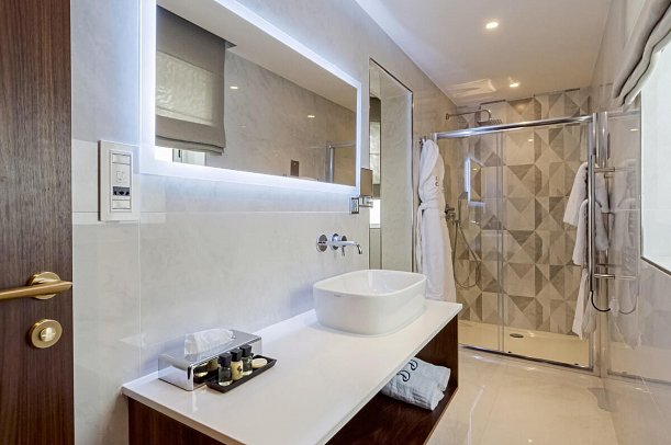 The Duke Boutique Hotel - Badbeispiel Doppelzimmer Standard (Zimmercodierung DG1)