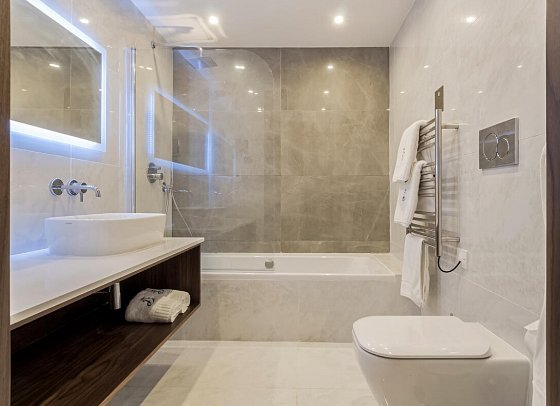 The Duke Boutique Hotel - Badbeispiel Doppelzimmer Gartenblick (Zimmercodierung D1G)