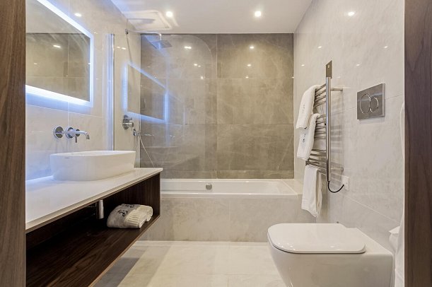 The Duke Boutique Hotel - Badbeispiel Doppelzimmer Gartenblick (Zimmercodierung D1G)