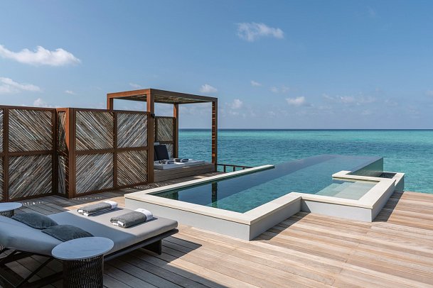 Four Seasons Resort Maldives at Landaa Giraavaru - Sunrise Water Villa Pool