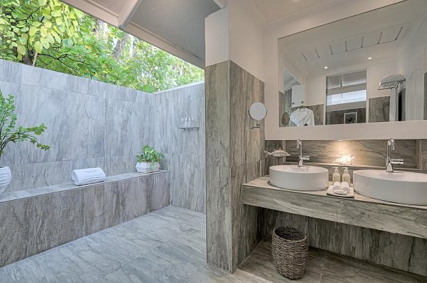 Diamonds Thudufushi - Beispiel Bad Beach Front Suite (Zimmercodierung WB2)