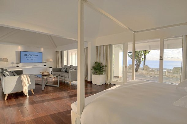 Diamonds Thudufushi - Wohnbeispiel Beach Front Suite (Zimmercodierung WB2)