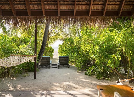 Constance Moofushi Maldives - Beispiel Terrasse Beach Villa (Zimmercodierung VB1)