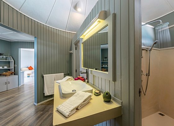 Nika Island Resort & Spa - Wohnbeispiel Water Villa (Zimmercodierung VX1)