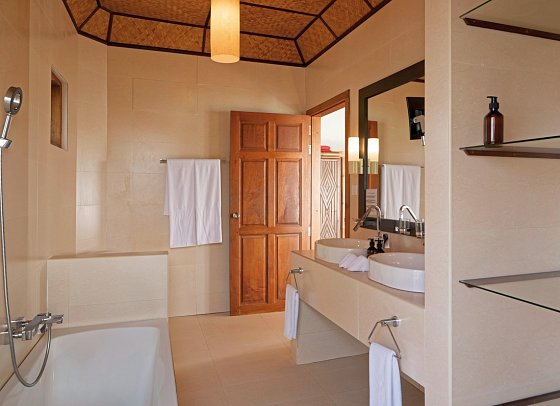 Safari Island Resort & Spa - Beispiel Bad Water Bungalow (Zimmercodierung BX2)