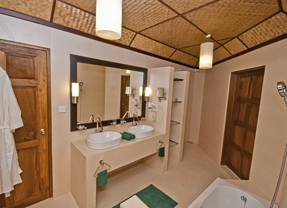 Safari Island Resort & Spa - Beispiel Bad Beach Bungalow (Zimmercodierung BB1)