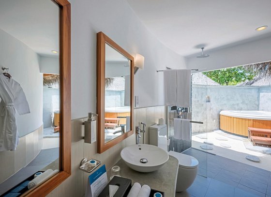 Niva Kuramathi Maldives - Beispiel Bad Superior Beach Villa (Zimmercodierung VB3)