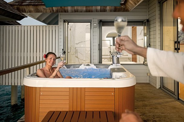 Outrigger Maldives Maafushivaru Resort - Wohnbeispiel Sunset Over Water Villa with Hot Tub (Zimmercodierung VX4)