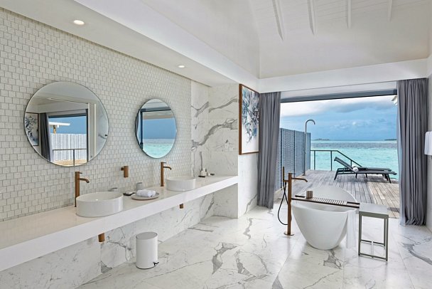 Outrigger Maldives Maafushivaru Resort - Beispiel Bad Over Water Villa with Pool (Zimmercodierungen VX2 & VX5)