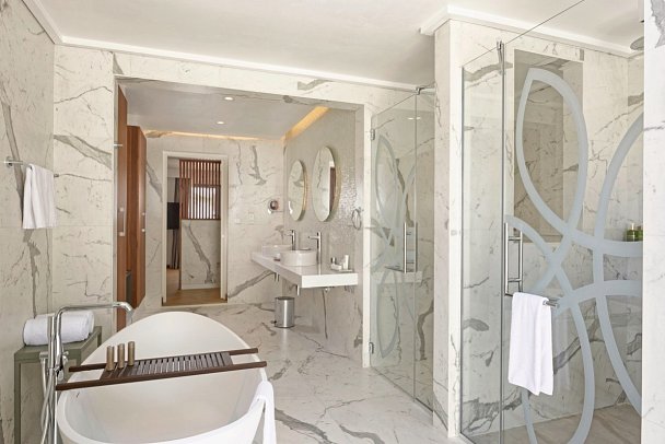 Outrigger Maldives Maafushivaru Resort - Beispiel Bad Two Bedroom Beach Villa (Zimmercodierung VB3)