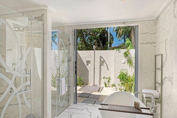 Outrigger Maldives Maafushivaru Resort - Beispiel Bad Two Bedroom Beach Villa with Pool (Zimmercodierung VB3)