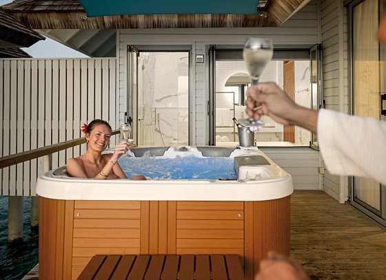 Outrigger Maldives Maafushivaru Resort - Wohnbeispiel Sunset Over Water Villa with Hot Tub (Zimmercodierung VX4)