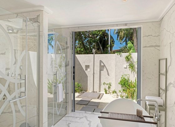 Outrigger Maldives Maafushivaru Resort - Beispiel Bad Two Bedroom Beach Villa with Pool (Zimmercodierung VB3)