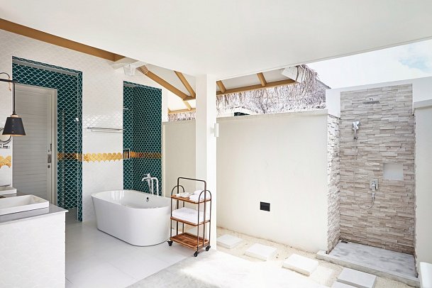 Sun Siyam Iru Veli - Beispiel Bad Family Beach Villa with Pool (Zimmercodierung FB1)