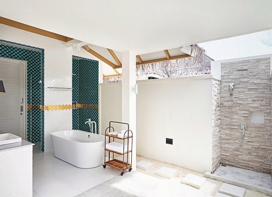 Sun Siyam Iru Veli Maldives - Beispiel Bad Family Beach Villa with Pool (Zimmercodierungen FB1 & FV1)