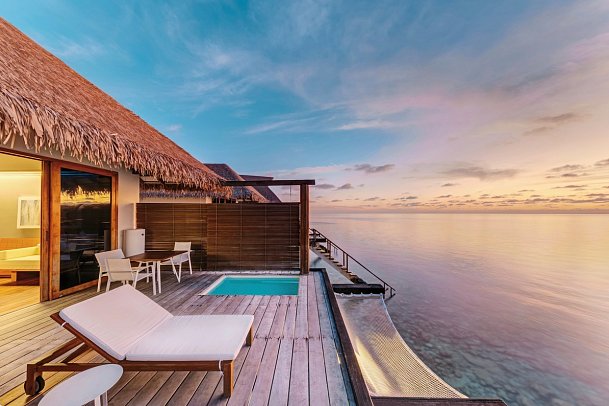 Cinnamon Velifushi Maldives - Wohnbeispiel Sunset Water Bungalow with Jacuzzi (Zimmercodierung BX2)