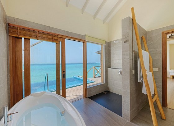 You&Me Maldives - Beispiel Bad Aqua Suite with Pool (Zimmercodierungen WX2 & WX8)