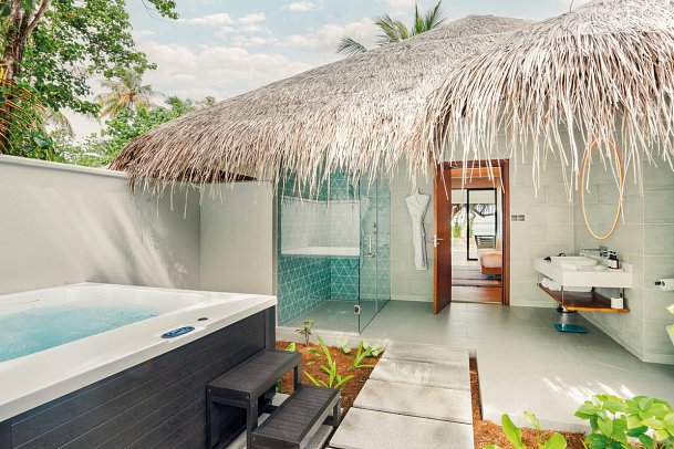 Nova Maldives - Beispiel Bad Sunset Beach Villa with Jacuzzi (Zimmercodierungen VB3 & FB2)