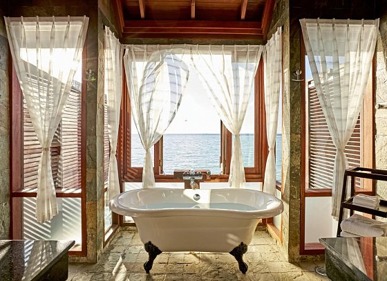 Sun Siyam Olhuveli Maldives - Beispiel Bad Deluxe Water Villa (Zimmercodierungen VX2 & VV4)