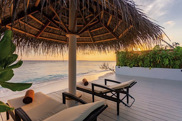 Malahini Kuda Bandos - Beispiel Terrasse Sunset Beach Pool Suite (Zimmercodierung WB1)