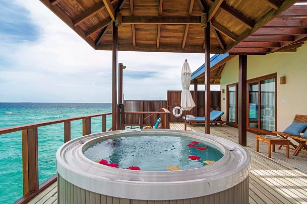 Reethi Faru Resort - Beispiel Sonnendeck Water Villa Suite with Jacuzzi (Zimmercodierungen WX2 & WX7)