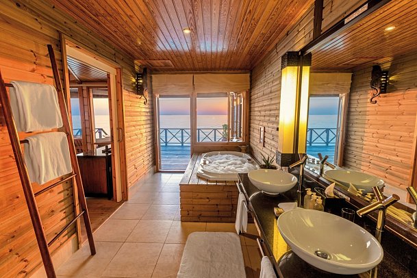 Komandoo Island Resort & Spa - Beispiel Bad Ocean Jacuzzi Water Villa (Zimmercodierung VX2)