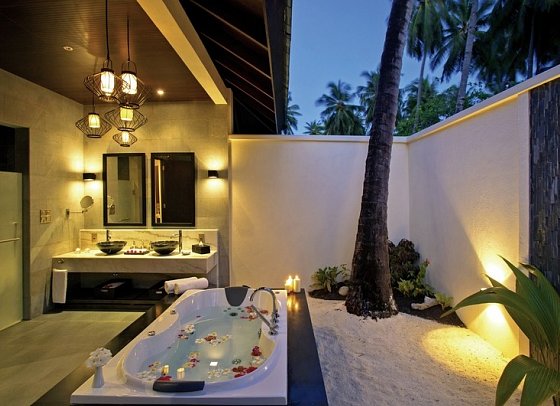 Atmosphere Kanifushi Maldives - Beispiel Bad Sunset Beach Villa (Zimmercodierung VB1)