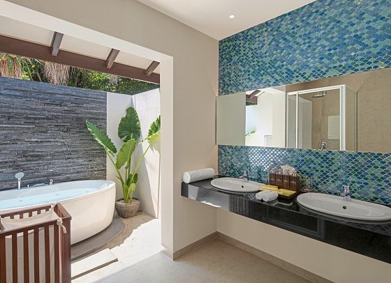 ADAARAN Select Meedhupparu - Beispiel Bad Jacuzzi Beach Villa (Zimmercodierungen VB5 & VB9)