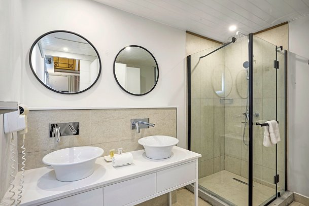 Villas Caroline - Badezimmer Beispiel Standard Seafacing (Zimmercodierung UG1)