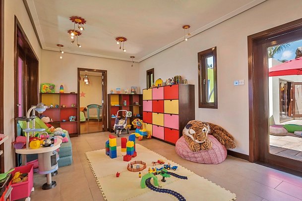 The Bay Club at Anahita