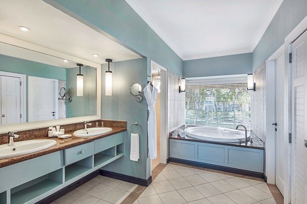 Outrigger Mauritius Resort & Spa - Wohnbeispiel Badezimmer (Zimmercodierungen UBM, UB8, UHM, UBO, UHO & UX8)