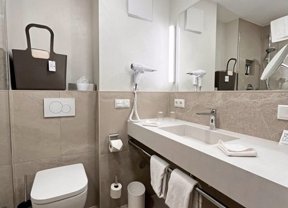 Riessersee Hotel - Beispiel Bad Doppelzimmer Balkon (Zimmercodierungen DB1, DC1 & DC2)