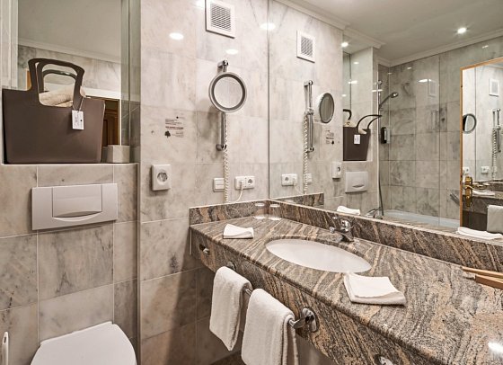 Riessersee Hotel - Beispiel Bad Doppelzimmer Balkon (Zimmercodierungen DB1, DC1 & DC2)