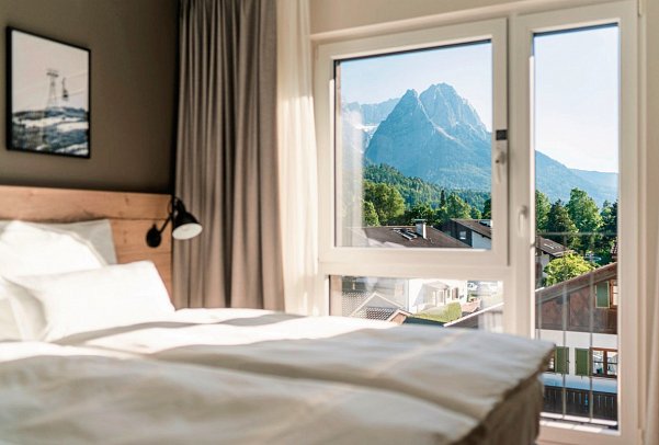 aja Garmisch-Partenkirchen - Wohnbeispiel Doppelzimmer Bergblick (Zimmercodierung DBB)