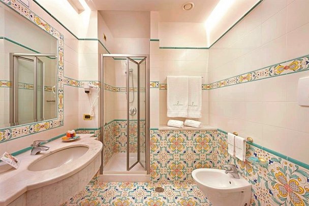 Grand Hotel President - Beispiel Bad Doppelzimmer Meerblick (Zimmercodierung D1M)