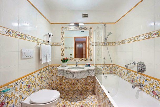 Grand Hotel President - Beispiel Bad Doppelzimmer Superior Meerblick (Zimmercodierung DSM)