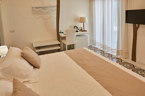 Le Axidie - Wohnbeispiel Doppelzimmer Standard seitl. Meerblick (Zimmercodierung DGN)