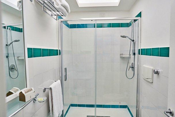 Le Axidie - Bad Doppelzimmer Standard seitl. Meerblick (Zimmercodierung DGN)