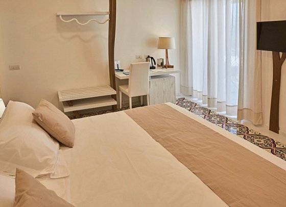 Le Axidie - Wohnbeispiel Doppelzimmer Standard seitl. Meerblick (Zimmercodierung DGN)