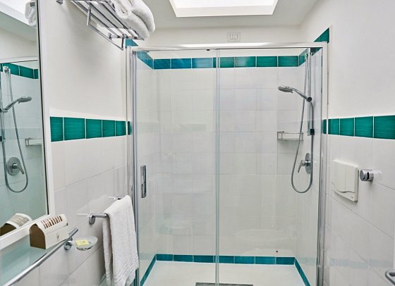 Le Axidie - Bad Doppelzimmer Standard seitl. Meerblick (Zimmercodierung DGN)