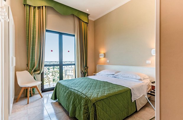 Villa Igea - Wohnbeispiel Doppelzimmer Meerblick Balkon (Zimmercodierung DB2)